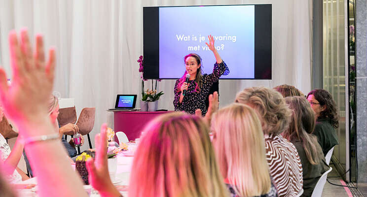 Orchidee-marketeers werken aan videoskills en camera confidence